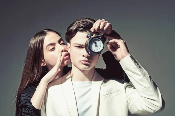 Relaciones de amistad. Bonos familiares. Pareja de moda enamorada. Estilo de pelo y cuidado de la piel. Belleza y moda. Hombre y mujer. disfrutando la rutina matutina. Es hora, querida. pareja joven con reloj — Foto de Stock