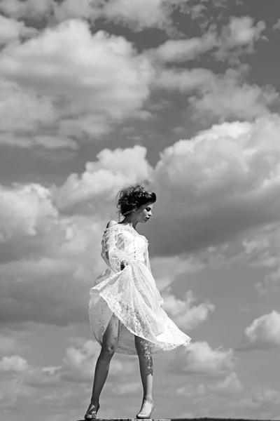 Счастливая молодая женщина мечтает летать на ветру . — стоковое фото