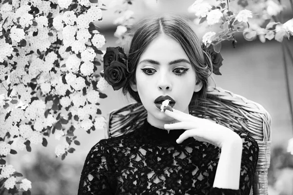 Дівчина з білою квіткою в руці — стокове фото