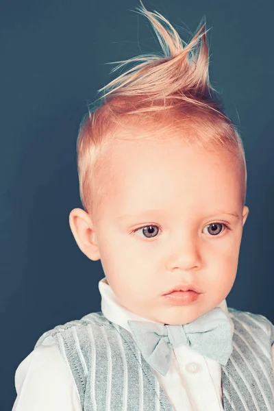 Ser natural es más elegante. Niño pequeño con corte de pelo elegante. Niño niño con el pelo rubio con estilo. Niño pequeño con corte de pelo desordenado. Hábitos saludables de cuidado del cabello. Productos para el peinado — Foto de Stock