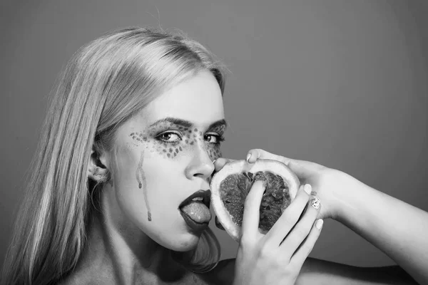Chica con maquillaje creativo de moda mantenga pomelo, vitamina —  Fotos de Stock