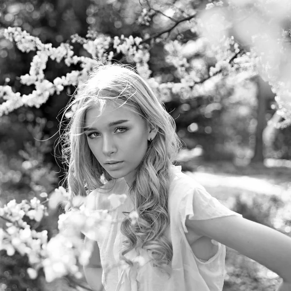 Dziewczyna na twarzy marzycielski, przetargu Blondynka w pobliżu fioletowe kwiaty Judasz drzewa, charakter tła. Koncepcja kwiat wiosna. Pani idzie w parku w słoneczny wiosenny dzień. Młoda kobieta cieszyć się kwiaty w ogrodzie, rozmytym. — Zdjęcie stockowe