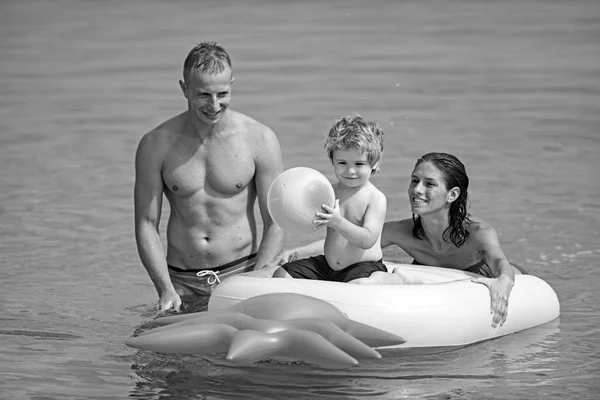 Famiglia allegra hanno un grande momento con l'altro . — Foto Stock