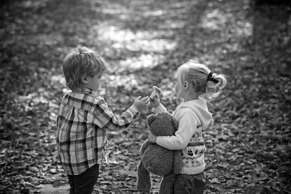 Cibo biologico e sano. I bambini raccolgono funghi nella foresta autunnale. Ragazzino e ragazza amici campeggio nel bosco. Educazione e sviluppo precoce. Infanzia e amicizia infantile — Foto Stock