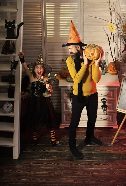 Sorcier et petite sorcière dans les chapeaux tiennent citrouille et chandelier . — Photo