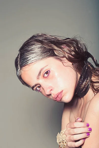 Bőrápoló és kozmetikai fiatal lány. szép nő természetes smink és haj őszülő, öregedés elleni bőrápoló — Stock Fotó