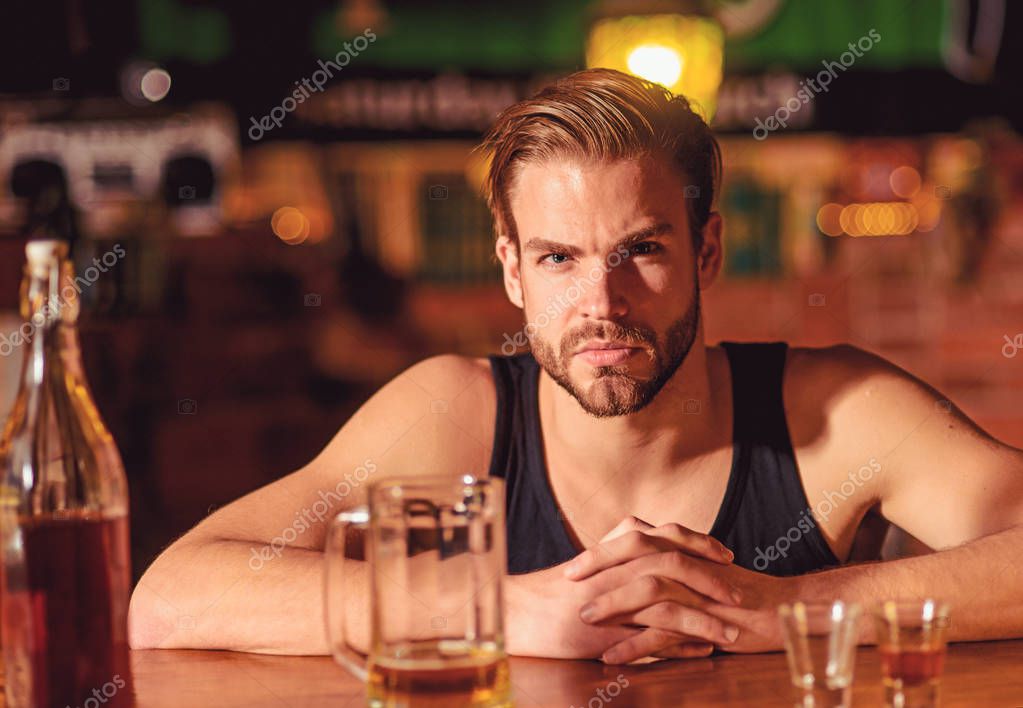 Me gusta ir a pubs. Hombre bebedor en el pub. Adictivo a la bebida