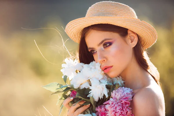 Alergia à primavera. rosto e cuidados com a pele. Viaje no verão. Mulher com maquiagem de moda. flores. Mulher da Primavera. Primavera e férias. Menina de verão com cabelo comprido. Terapia de beleza natural e spa — Fotografia de Stock