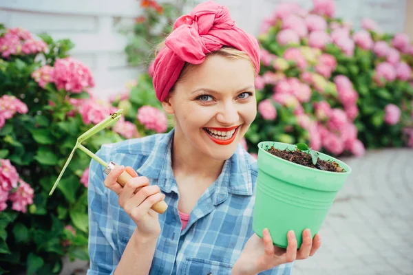 Glückliche Gärtnerin mit Blumen. Frau pflegt Blumen im Garten. Blumenpflege und Bewässerung. Böden und Dünger. Gewächshausblumen. Hortensien. Frühling und Sommer. schwelgen in Schönheit — Stockfoto