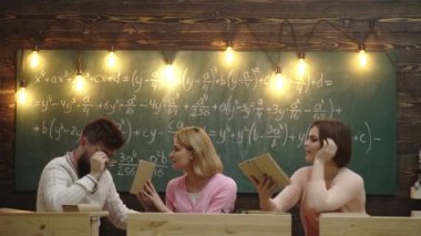 Sınıfta proje üzerinde Işbirliği yapan genç öğrenciler grubu. Classmate sınıf paylaşımı Uluslararası arkadaş konsepti. yeşil tahta arka planda sınıfta öğrenciler. Öğrenme konsepti.
