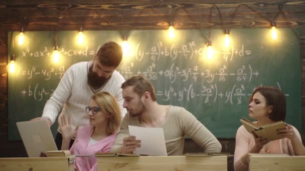 Grupo de estudantes estudando juntos em uma sala de aula. Grupo de Estudantes Adolescentes Colaborando no Projeto na Sala de Aula. Educação, escola, faculdade e conceito de universidade . — Vídeo de Stock