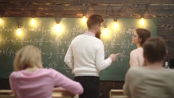 Groep van tiener studenten en een docent aan de les in de klas. Onderwijs, school, Universiteit en universitair concept. Docent in de klas. Docent en student. Terug naar school. — Stockvideo