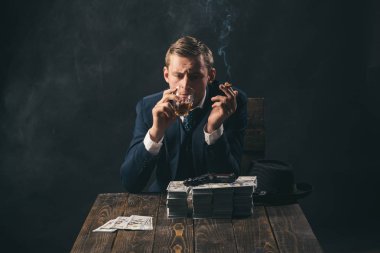 İşadamı muhasebeci ofisinde çalışıyorum. Takım elbiseli adam. Mafya. Para kazanmak. Ekonomi ve Finans. Adam muhasebeci. Para hareket. Küçük iş kavramı. Sonunda zengin