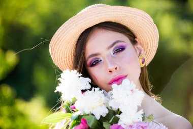 Vay canına. Uzun saçlı kız yaz. yüz ve cilt bakımı. Yaz aylarında seyahat. Kadın moda makyaj ile. Doğal güzellik ve spa terapisi. Bahar kadın. Bahar ve tatil