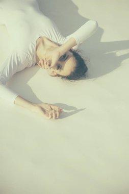 Eğitim biter asla. Bale sınıf. Genç balerin yerde yatıyor. Şirin balerin. Dans giymek güzel kadın. Klasik dans stili. Konser sahne dansı. Klasik bale sanat pratiği