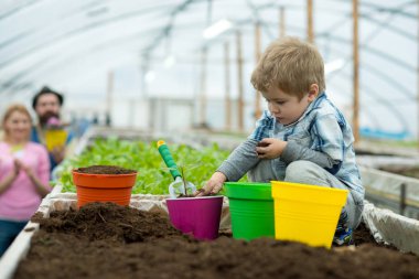 kirliliği mücadele. küçük çocuk çiftçi mücadele kirliliği. kirliliği büyüyen bitkiler tarafından mücadele. kavga kirliliği kavramı. yeşil yaşam.