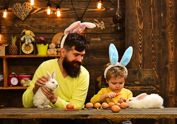 Paskalya aile sahte tavşan kulakları ile. — Stok fotoğraf