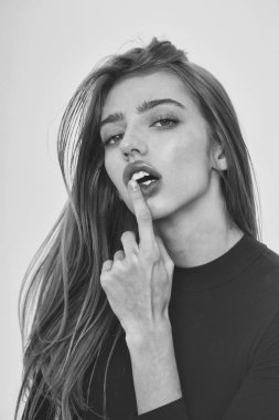 Seksi dudaklar üzerinde el ile güzel kız