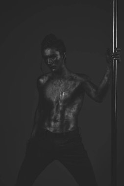 Çıplak gövde parıldayan gümüş boya ile kaplı olan adam