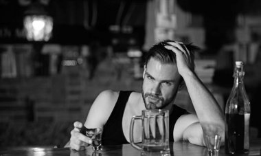 Alkol onu relax yardımcı olabilir. Kısa alkol içki ile alkol bağımlısı. Alkollü adam adlı bar counter içme. Adam içki güçlü alkollü içecek ve bira barda. Kötü alışkanlık