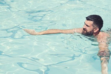 Yaz tatili ve okyanus seyahat. sakallı adam mavi suda yüzmek. Spa Yüzme Havuzu, ferahlık ve Cilt Bakımı rahatlayın. Maldivler veya Miami beach. adam hipster Karayip Denizi'ndeki Bahamalar
