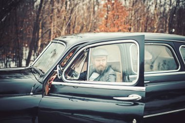 Retro koleksiyonu araba ve otomatik mekanik sürücü tarafından onarın. Sakallı adam ve arabada seksi kadın. Seyahat ve iş gezisi ya da hiking hitch. Eskort kız güvenlik tarafından. Çift Romantik tarihte aşık