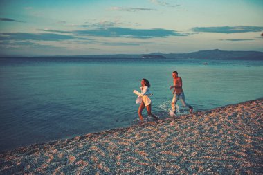 mutlu çift sahilde yaz aylarında çalışan.
