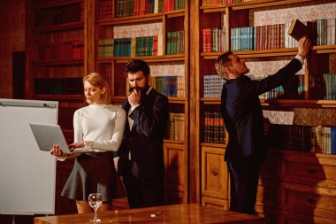 Toplantı kavramı. Üniversite öğrencileri Kitaplığı'nda önemli bir toplantı var. Grup Toplantı salonunun içinde insan. Büyük iş toplantı ve tartışma. Birlikte stratejisi geliştirme