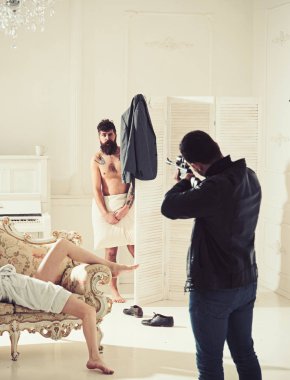 Kocam eve sevgilisi ile hile karısı görmek için geldi. Hipster ateş silah kocasıyla