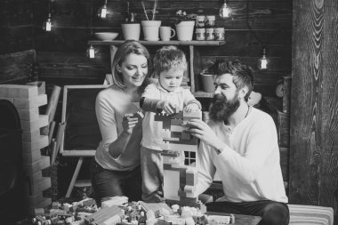 Eğitim oyun kavramını. Aile meşgul yüz üzerinde zaman harcamak birlikte odasında. Anne ile çocuk oyun plastik bloklar ile Yapı İnşaat. Baba, anne ve sevimli oğlu Oluşturucu tuğla ile oynamak.