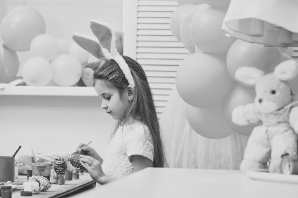 Hija pintar huevo hecho a mano en globos de fiesta . — Foto de Stock