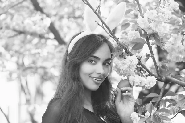 イースター、卵と自然の春桜の花の女性 — ストック写真