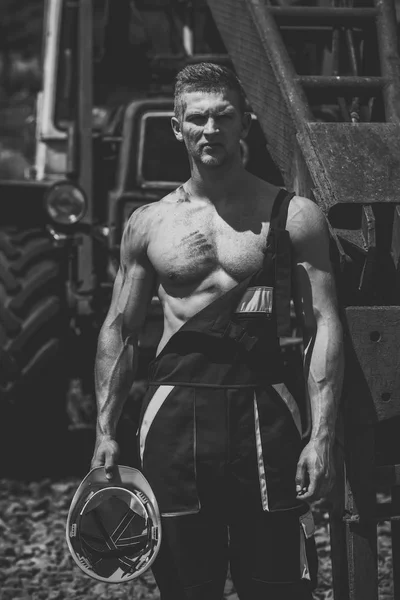 Hombre sexy con torso desnudo cerca de equipos de construcción o excavadora — Foto de Stock