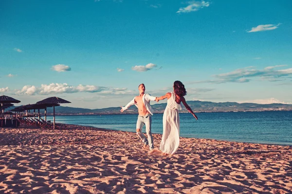Conceito de felicidade e amor. felicidade de jovem casal dançando na praia . — Fotografia de Stock