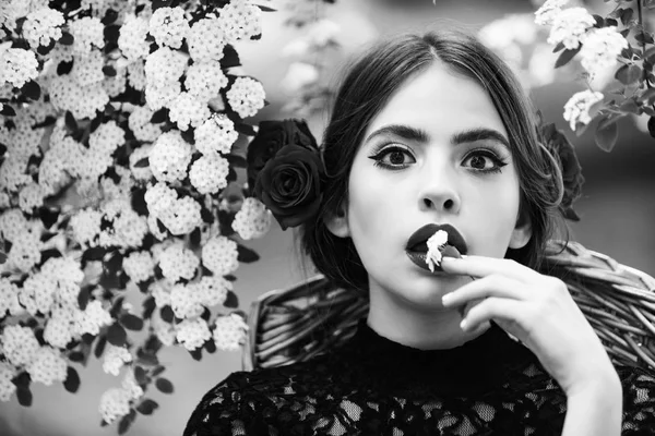 Menina surpresa com flor branca na mão — Fotografia de Stock