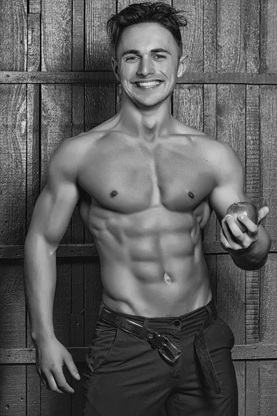 애플과 근육 질의 남자 — 스톡 사진