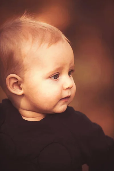 야외 금발 머리를 가진 작은 아이. 흐리게 자연에 아기 소년입니다. 귀여운 얼굴을 가진 아이. 어린 시절 순수와 부드러움 개념 — 스톡 사진