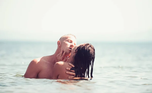 Küssendes Paar auf Hochzeitsreise im Meerwasser. — Stockfoto