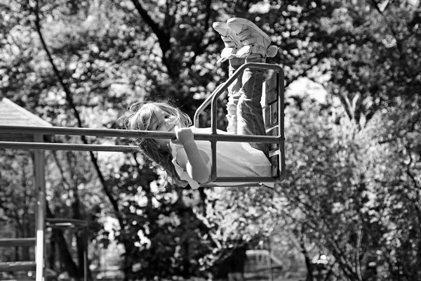 スイングは、甘い夢のロマンチックな女の子。夏に遊んで小さな子供。子供の頃の空想 .teen 自由。公園の遊び場。スイングの幸せな笑い子供女の子。幸せな春の日 — ストック写真