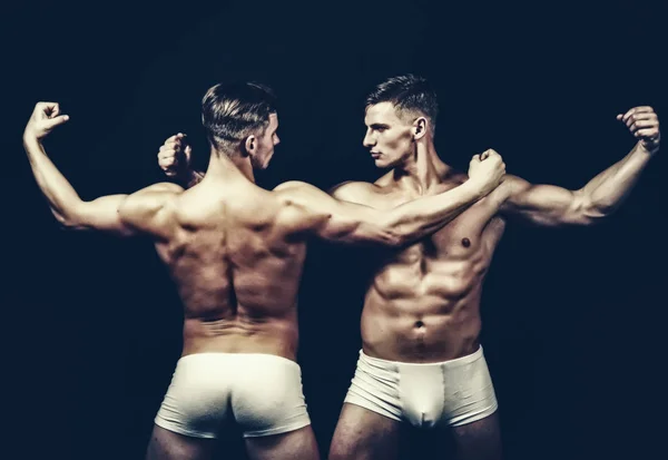 Bantning och fitness. bantning av tvillingar män med sexig muskulös kropp. — Stockfoto