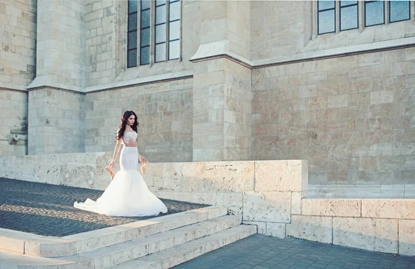 Mujer sensual en piedra antigua torre en verano. mujer sensual en vestido blanco cerca del palacio antiguo . — Foto de Stock