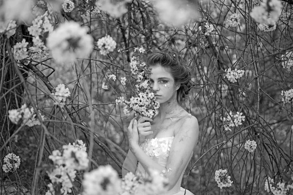 Día de verano. Belleza natural y terapia de spa. Vacaciones de primavera. pronóstico del tiempo. Chica de verano en el árbol floreciente. Mujer con maquillaje de moda de primavera. cara y cuidado de la piel. salud de las mujeres. alergia a las flores — Foto de Stock