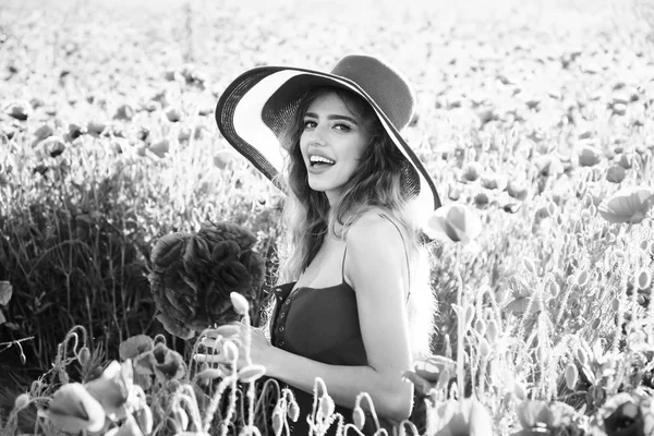 Квітковий букет у усміхненій дівчині в ретро капелюсі, макове поле — стокове фото