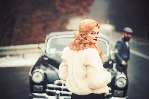 Limousine bil med förare och sexig dam i päls. limousine bil i retrostil med par i kärlek. — Stockfoto