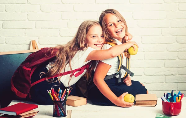 Retourner à l'école et à la maison. les petites filles retournent à l'école à la journée du savoir . — Photo