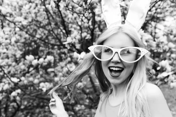 Vrouw met grappige bril en bunny oren lachen — Stockfoto