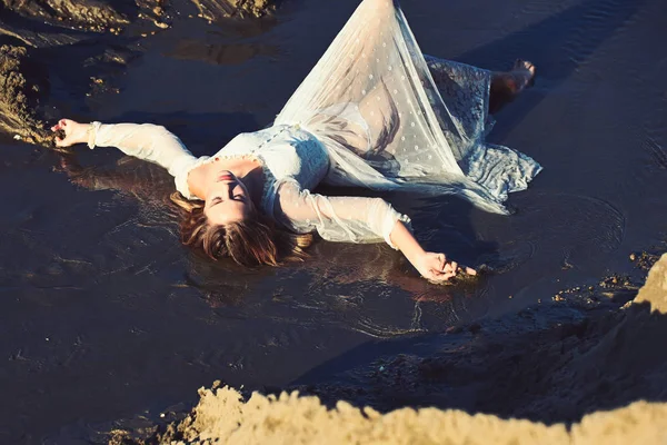 Mujer en vestido mojado en el arroyo de agua, vacaciones — Foto de Stock