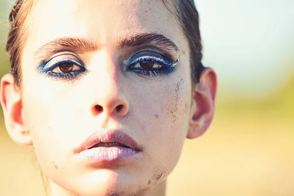 Mulher com sombra nos olhos, rímel, rosto de maquiagem, olhar . — Fotografia de Stock