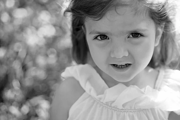 Moda menina de verão. Feliz infância. Menina na primavera ensolarada. Na Primavera. rosto e cuidados com a pele. alergia às flores. Criança pequena. Beleza natural. Dia das crianças. Ficar bonito em qualquer estação — Fotografia de Stock