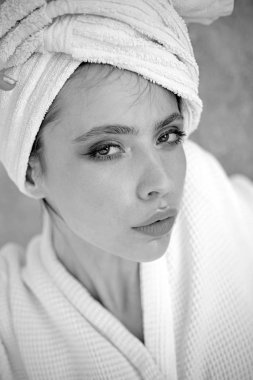 Her saç bakım rutin. Güzellik rutin ve hijyen bakımı. Güzel kadın giyim banyo havlusu kafasına. Genç kadın elbisesi banyo içinde. Spa banyo cilt bakımı süpermodel. Spa'da cilt bakımı. Güzellik Salonu. Yıkanma alışkanlıkları